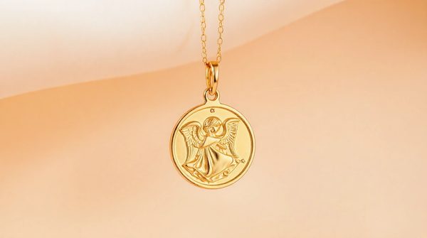 Médaille de baptême ange en or 18 carats : un choix unique et raffiné